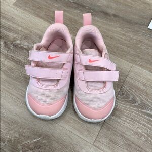 Nike Kids Light Pink Velcro Sneakers